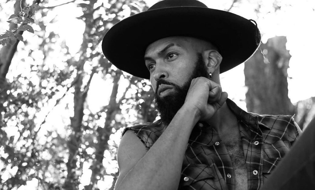 Aquile in a wide brim hat, playing live at Youth Rally 2026